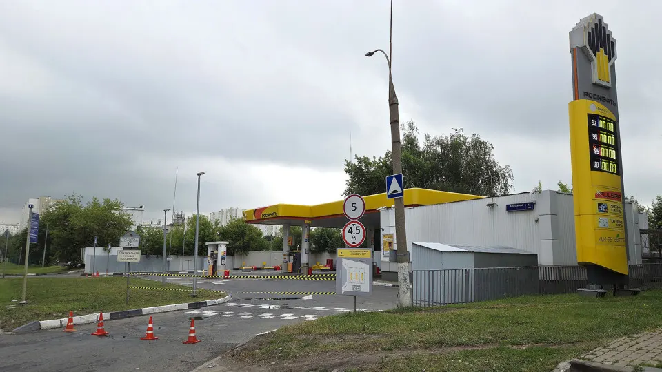 Из-за дефицита топлива и атак на нефтеперерабатывающие заводы в РФ фиксируются массовые остановки АЗС, рост цен на топливо и ограничения продаж; переработка нефти снижается, ситуация остается нестабильной.
