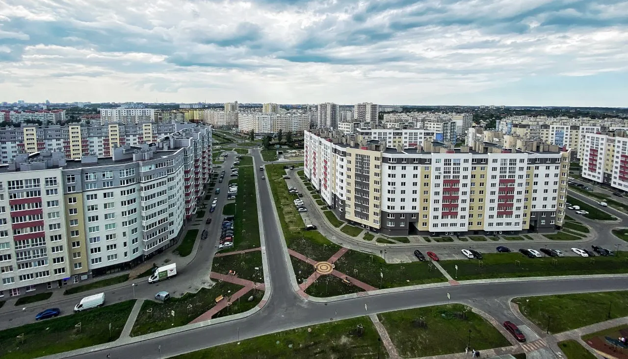 В июле стоимость квадратного метра новостроек выросла на 1,6%, а цена квартиры — на 1,3%, доведя среднюю стоимость до 8,96 млн рублей; по стране метр подорожал до 164,6 тыс. рублей, квартира — до 8,52 млн.