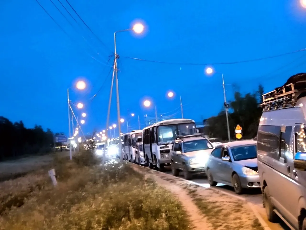 В Тамбовской области заканчивается бензин на заправках, очереди достигают 2–3 часов, некоторые водители остаются у очередей ночью. В Якутии водители общественного транспорта стоят в очередях за газом уже месяц, ночные очереди могут повлиять на безопасность.