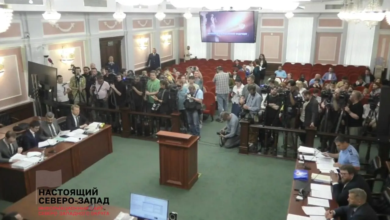 У здания суда собрались около 500 человек, внутрь пропуск ограничен — в зале присутствуют преимущественно участники процесса и журналисты. Истец, партия «Родина», обвиняет оппонентов в нарушениях авторских прав, обсуждает агитацию и признаки экстремизма, а также требует проверить декларации по иностранным счетам кандидатов. Заседание может повлечь отмену регистрации списка.