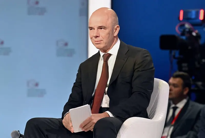 Глава Минфина заверил, что финансирование бюджета стабильное и обязательства будут выполнены в полном объёме; к началу 2026 года дефицит составил около 6,46 триллиона рублей (примерно 2,8% от ВВП).