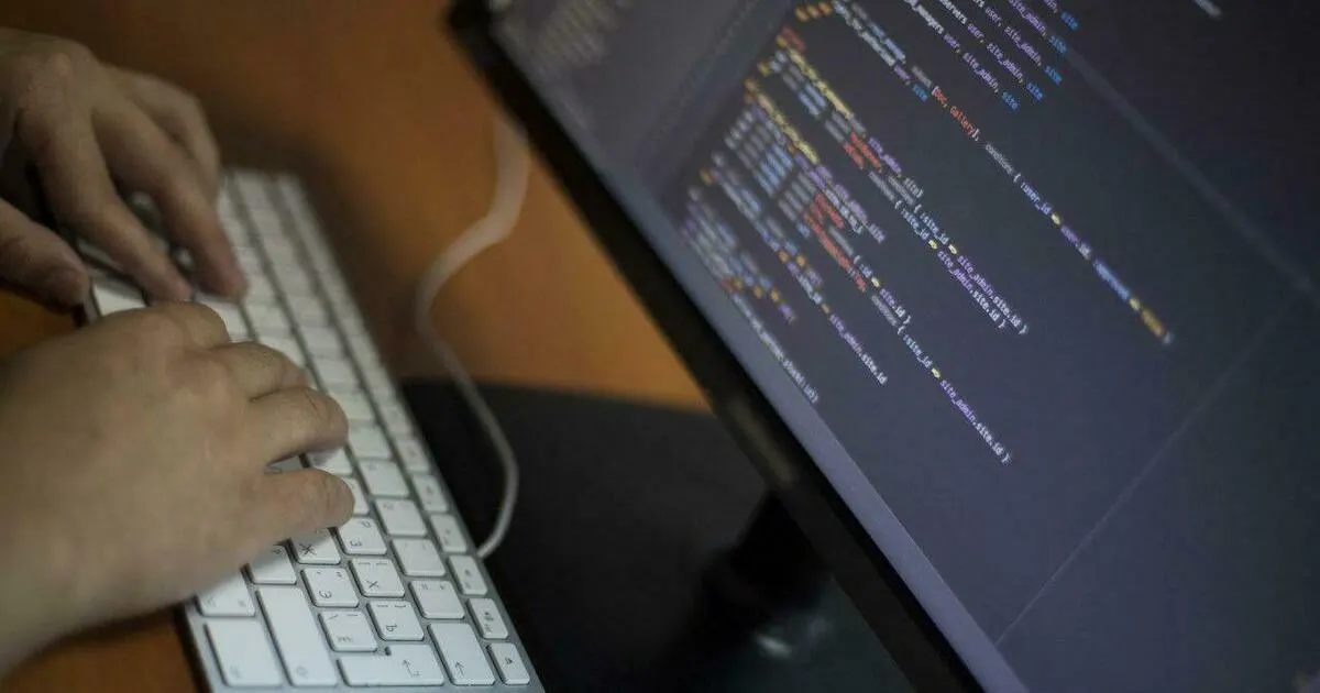 Мошенники создают фальшивую образовательную платформу и убеждают педагогов зарегистрироваться на ней под предлогом повышения качества процесса и подготовки к экзаменам, используя якобы официальные уведомления.