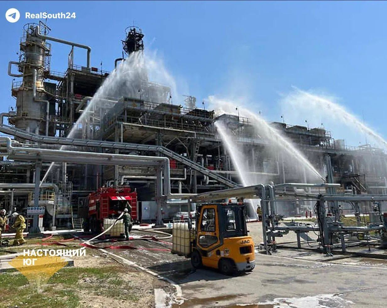 Август стал тяжёлым месяцем для нефтепереработки: зафиксировано множество атак на НПЗ, что привело к снижению переработки, перебоям с бензином и росту цен по стране.
