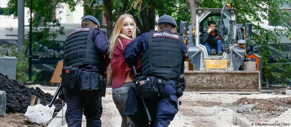 Десятки протестующих задержаны возле Верховного суда в Москве во время слушания апелляции партии «Яблоко» на недопуск к выборам; часть задержанных — несовершеннолетние; у задержанных отбирали телефоны.