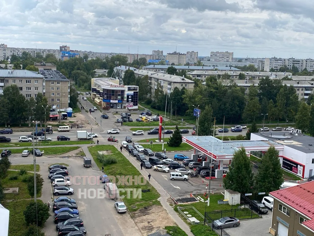 Очереди на АЗС и перебои в поставках зафиксированы в Пензе, Томске, Архангельске, Ростове-на-Дону и Саратовской области. Водители жалуются на длительное ожидание и случаи с водой в бензине.