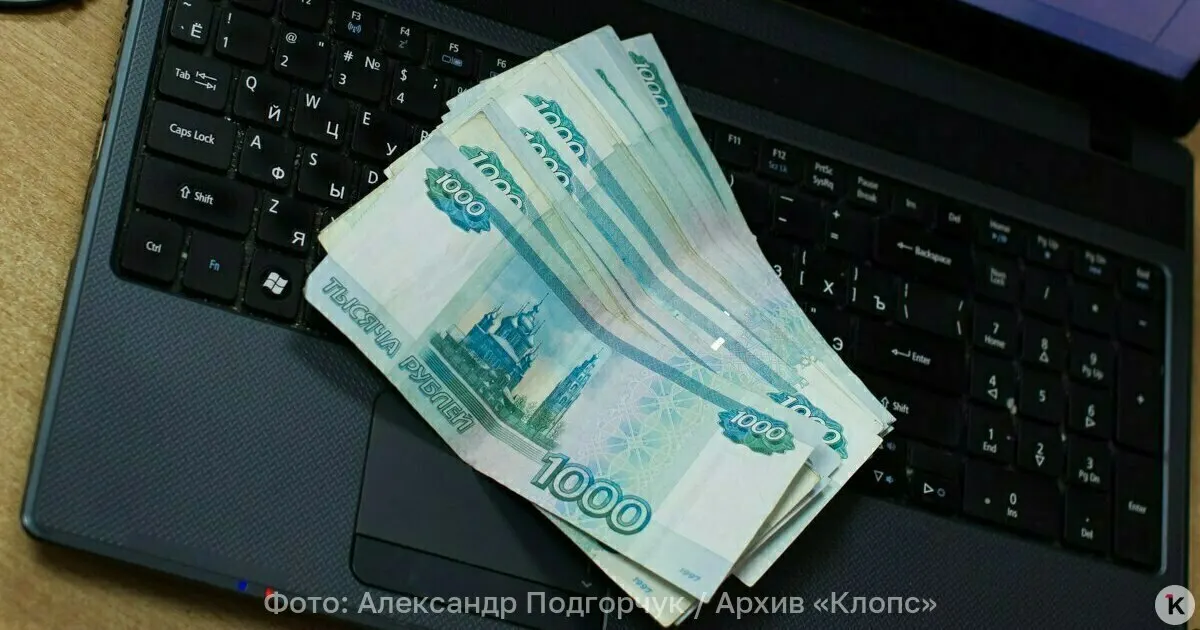 Обсуждают возможность выпуска пластиковых банкнот в России с акцентом на долговечность и защиту от подделок.