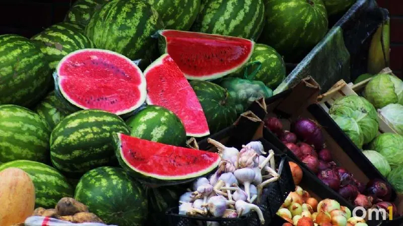 Разрезанные арбузы и дыни могут содержать вредные микроорганизмы; покупайте бахчевые только в проверенных местах и соблюдайте санитарные правила.