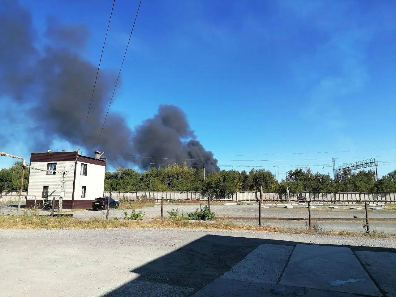 В Челябинской области введен режим повышенной готовности из-за атак беспилотников; призывают оставаться дома, возможны перебои в связи и дальнейшие предупреждения.
