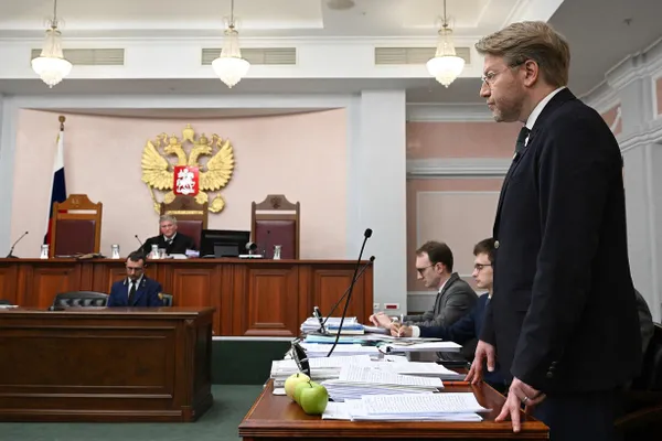 Иск против депутата подала кандидатка Анна Саранцева, заявившая о нарушении авторских прав и использовании материалов без разрешения; решение суда может повлиять на кампанию.