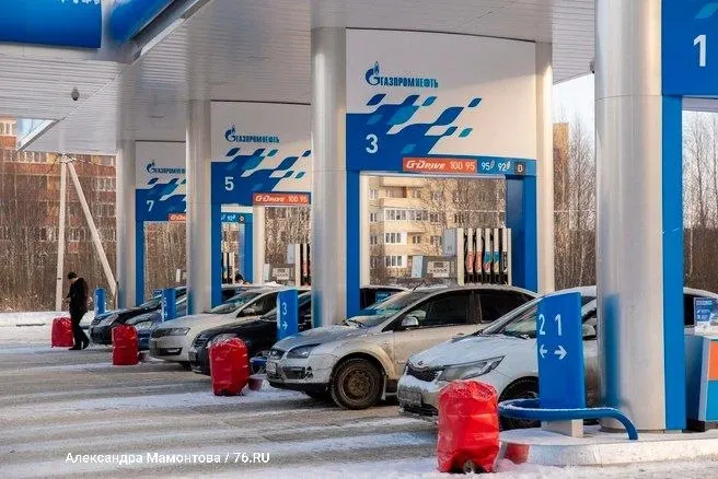 Лимиты на заправку отменены в Москве, Московской области и ещё в девяти регионах, что позволяет заправлять любое количество топлива.