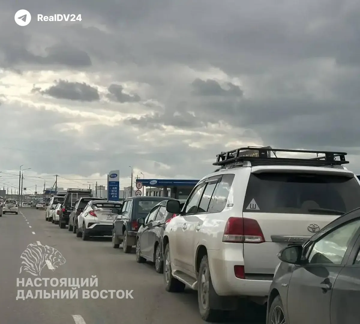 Очереди за бензином затронули Бурятию, Приморье и Якутскую республику. Власти объясняют ситуацию ростом спроса и временными сбоями в поставках.