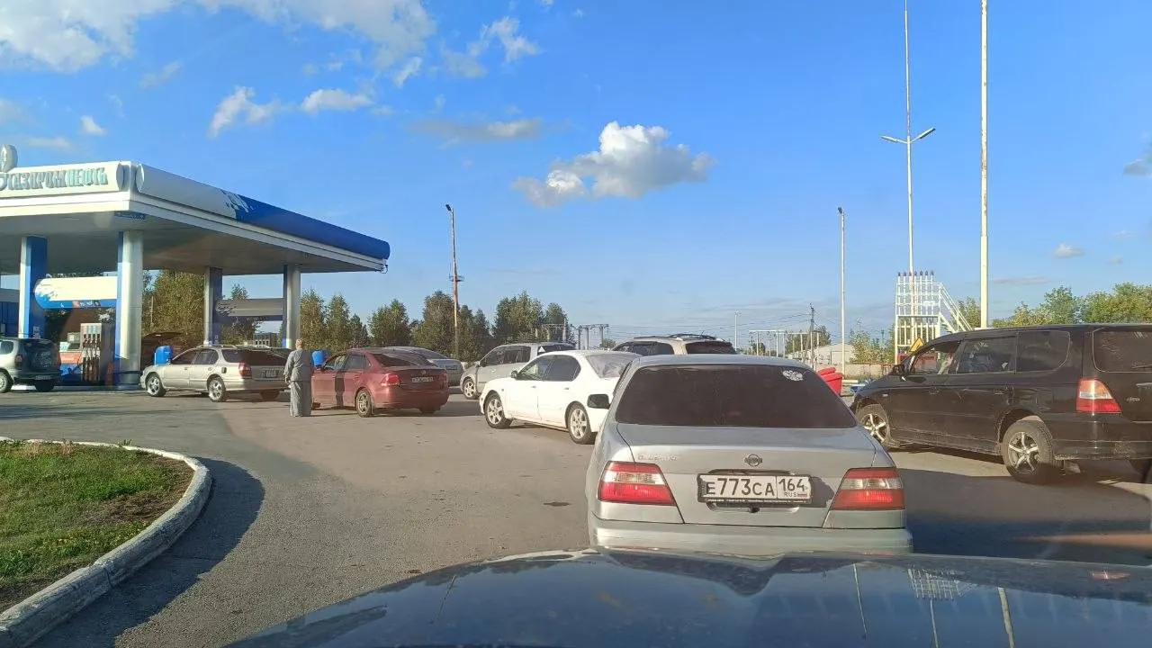 По Новосибирску и окрестностям вновь фиксируются длинные очереди на АЗС и перебои с топливом. Цены на бензин приближаются к 120–125 рублям за литр, ситуация затрагивает регион.