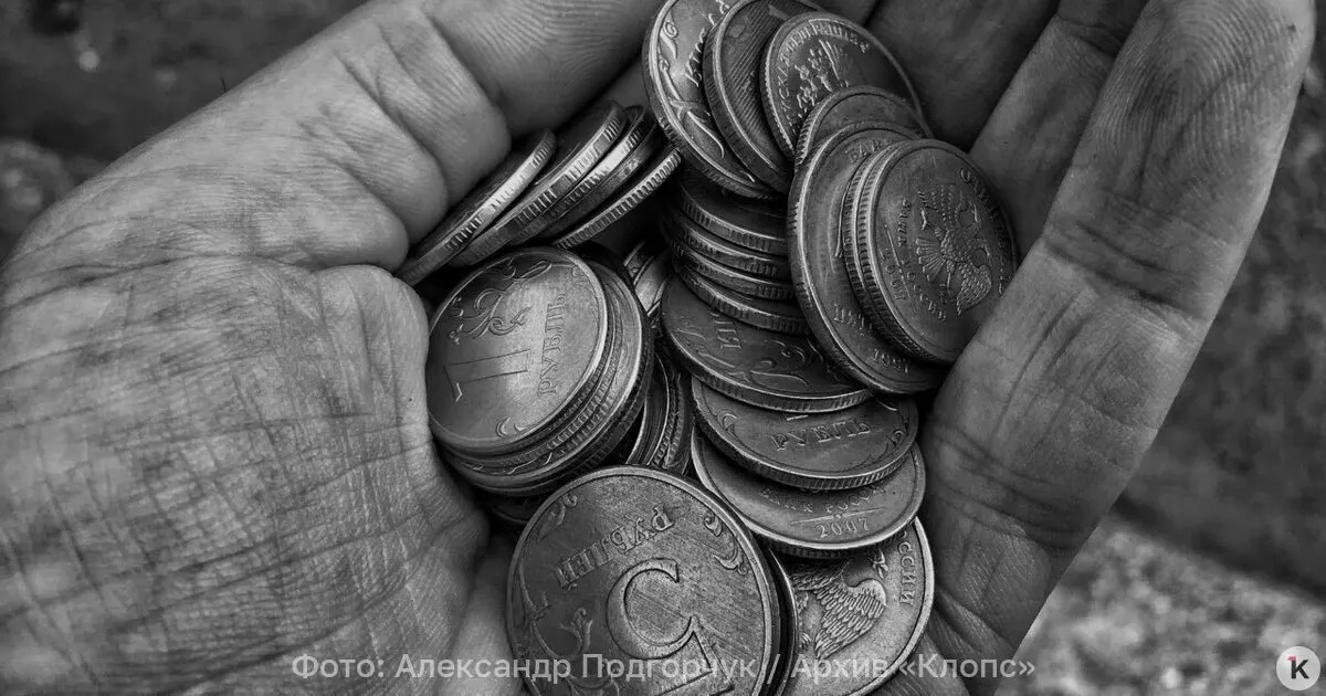 По данным Пенсионного фонда России на 1 июля 2026 года средняя пенсия по старости составила 27 224 рубля, что выше по сравнению с прошлым годом. При этом работающие пенсионеры получают около 24 929 рублей, а неработающие — около 27 850.