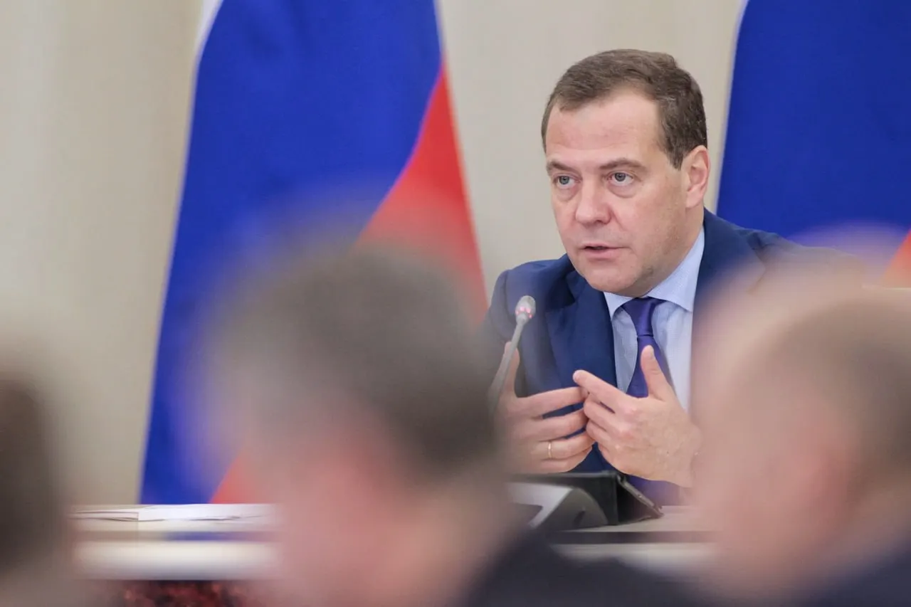 По словам Дмитрия Медведева, прекращение или приостановка СВО не прекратит идеологическое противостояние; он добавил, что проблемы с воспитанием общества существуют не только у Запада, но и внутри страны.