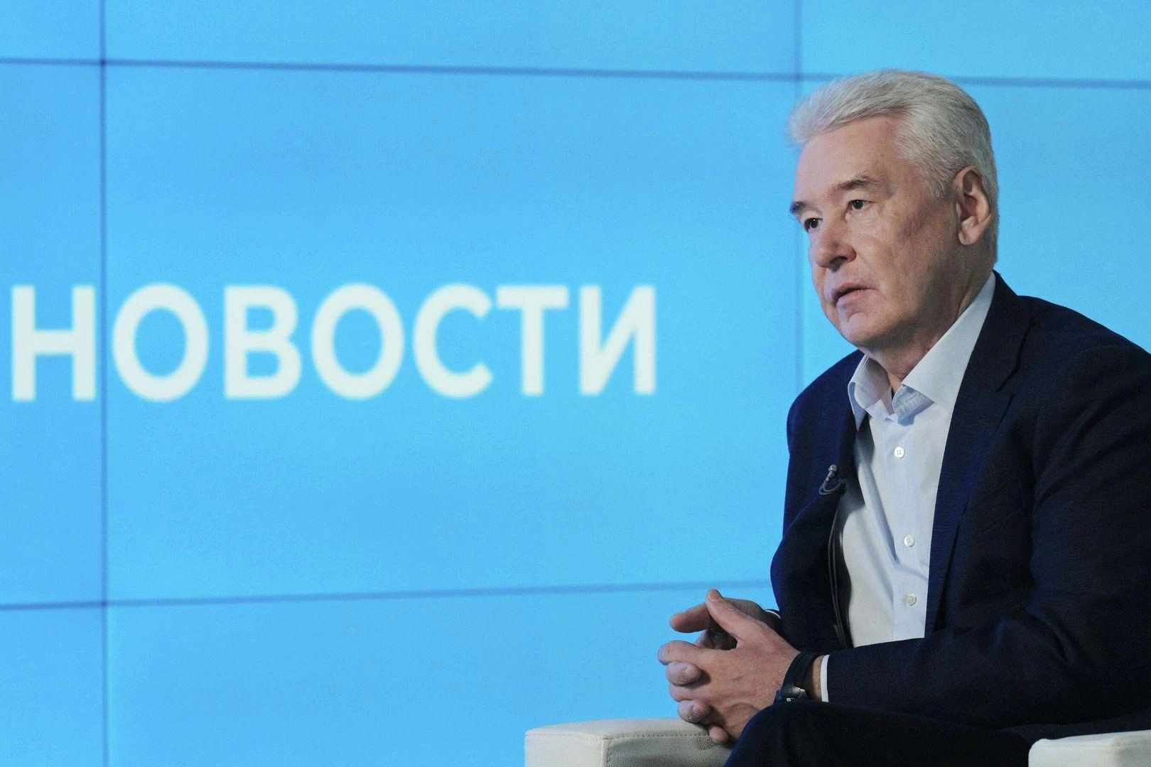 Мэр Москвы заявил, что мобилизация экономики под нужды войны недопустима и победа зависит от устойчивой мирной экономики. В материале освещаются экономические показатели и топливный кризис после ударов по НПЗ.