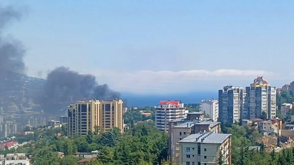 Украина атаковала ялтинское побережье с применением морских и воздушных дронов; на набережной возник пожар у ресторана Hungry Bird, власти призвали горожан к осторожности и эвакуации.