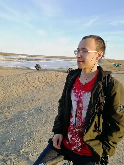 После спасения ребенка у Владивостока Денис Кинкалак исчез в море; поисково-спасательная операция рассчитана на два месяца.