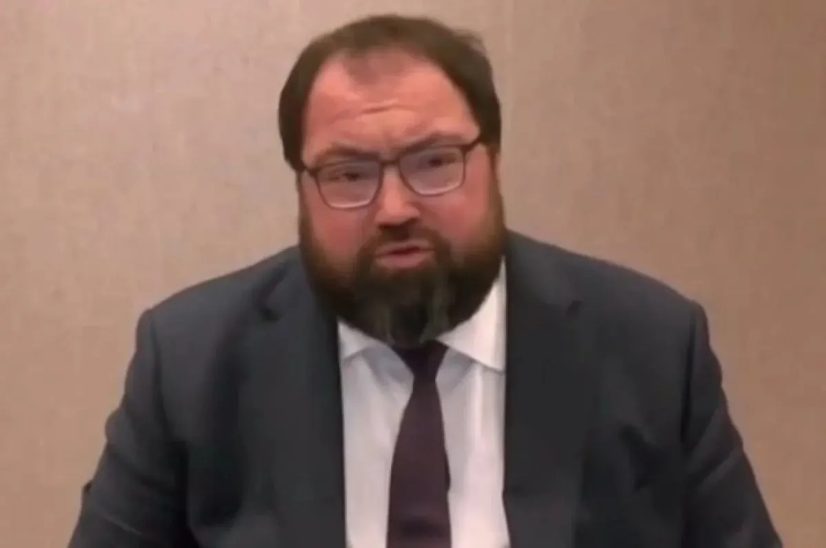 Глава Минцифры сообщил, что механизм верификации может затруднить установку отечественных приложений на Android; ведутся работы по снижению рисков в сотрудничестве с отраслью.