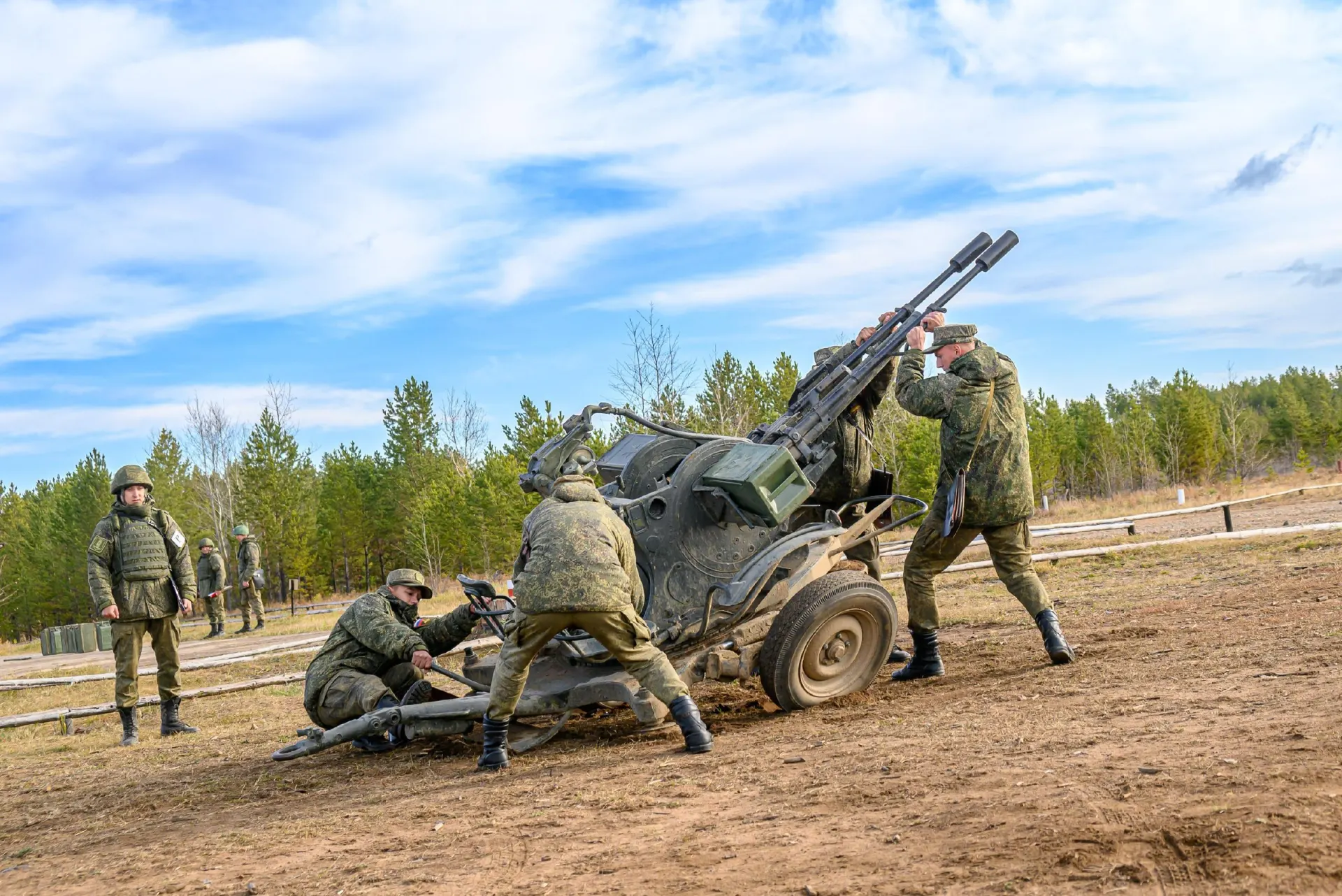 Число военнослужащих увеличится на 15,5 тысячи человек.