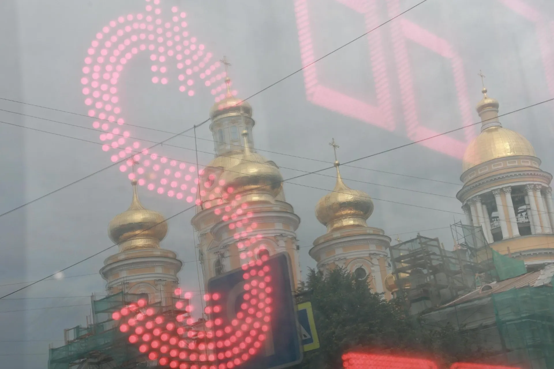 За лето курс рубля к доллару снизился примерно на 25%, эксперты объясняют факторы и риски дальнейшего движения курса.