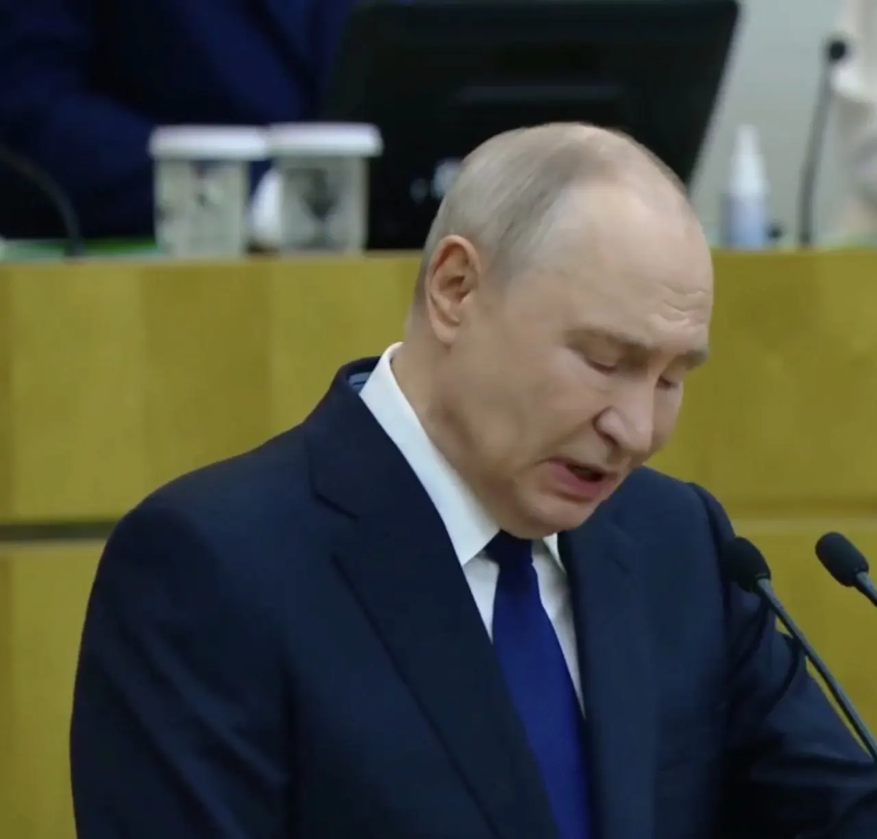Путин на заседании Госдумы заявил об устойчивости экономики и суверенитете России и подчеркнул, что страна не станет бегать по миру и просить подачки.