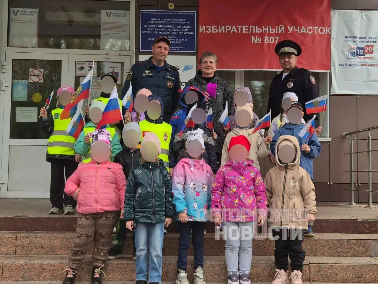 В нескольких регионах дошкольники участвуют в мероприятиях, напоминающих выборы: воспитатели и персонал организуют сцены голосования, создавая впечатление реального процесса, а дети становятся участниками ролей комиссии и наблюдателей.