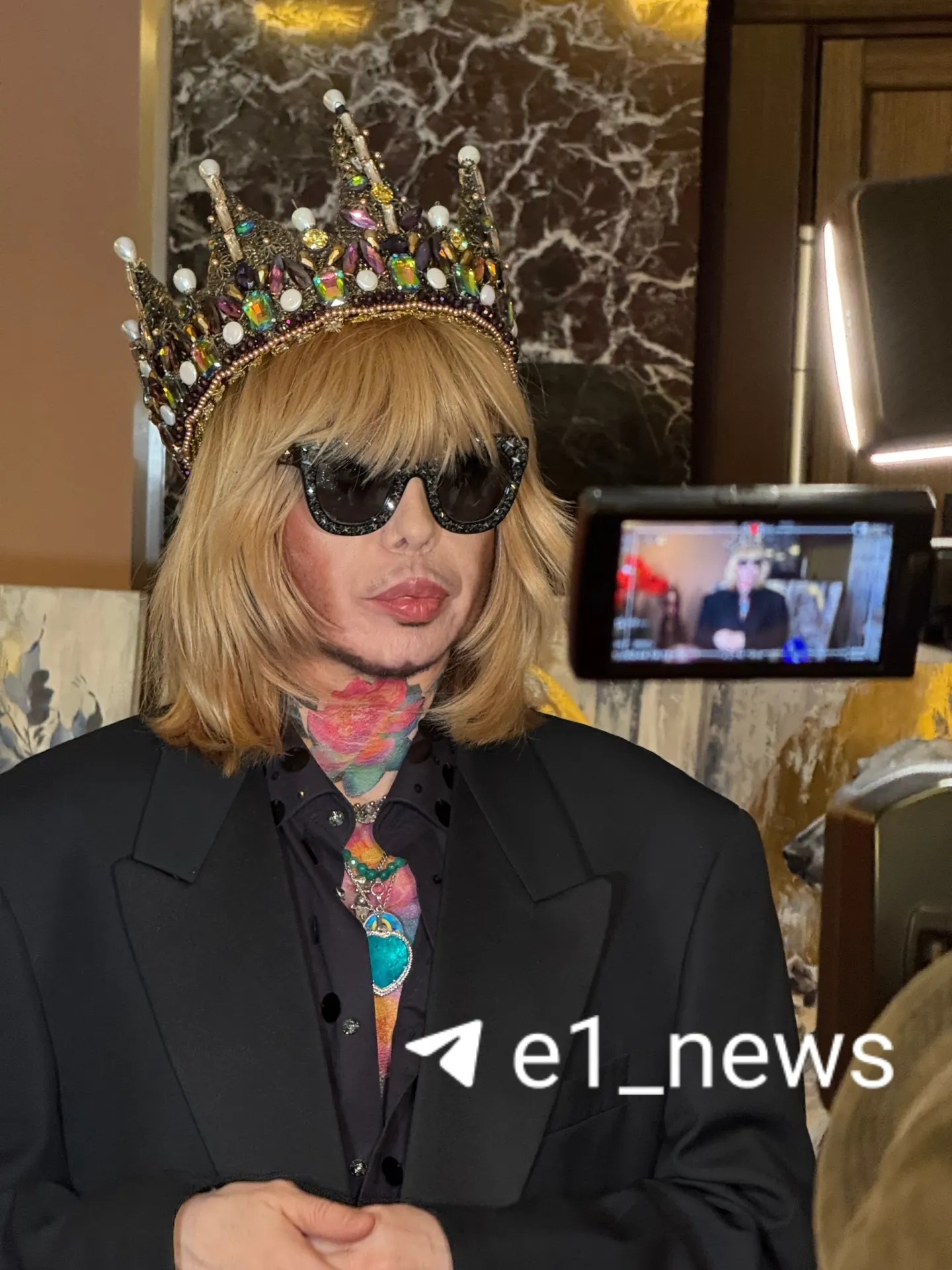 Дизайнеры со всей страны собрались на событии; на подиуме выступил Сергей Зверев, а фестиваль продвигает только отечественную моду.