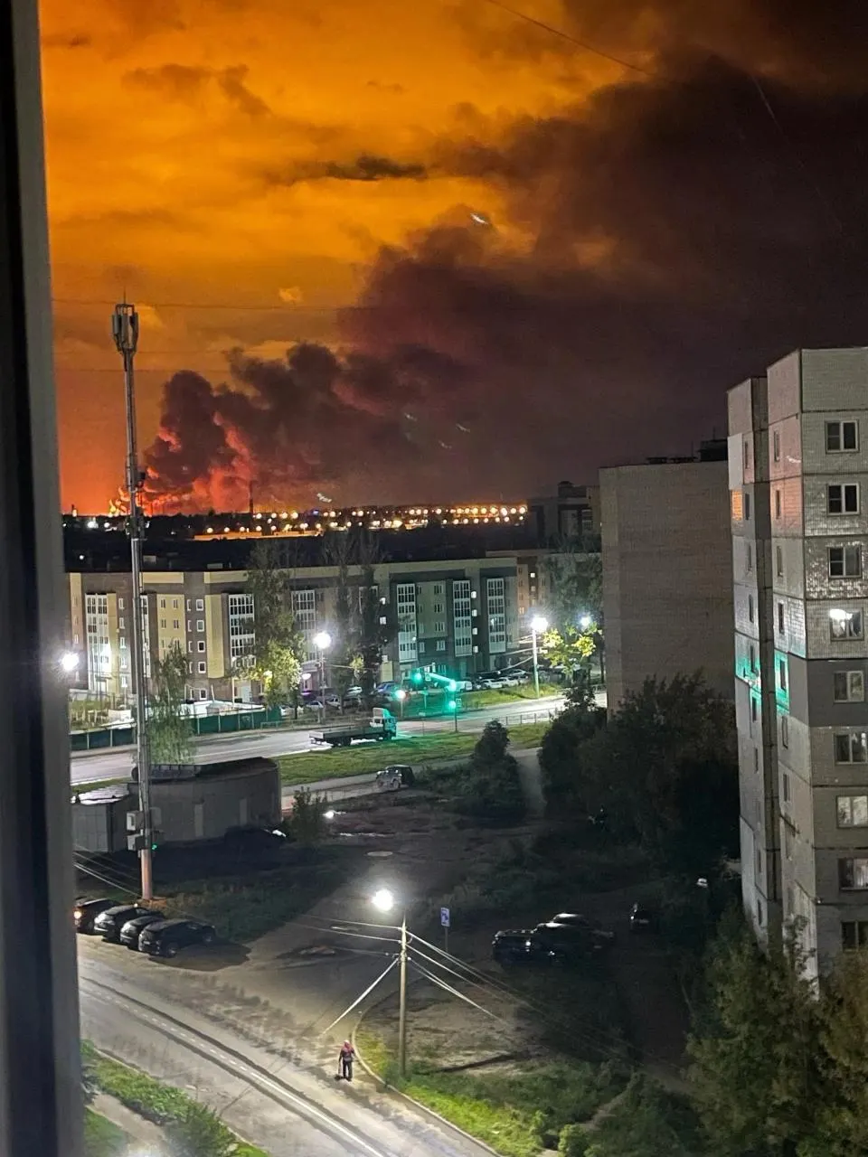 Дроны атаковали регионы Ярославскую и Ростовскую области, повредив НПЗ и вызвав перебои с электроснабжением; пострадали дома, но жертв нет.