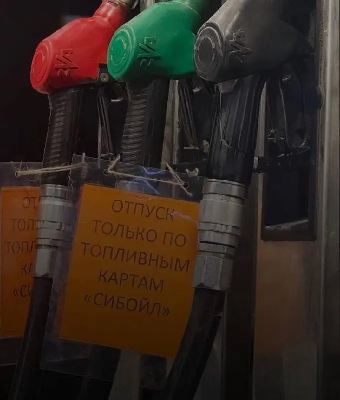 Сеть АЗС вводит лимиты на отпуск топлива в Якутии и Забайкальском крае; расчеты доступны только по топливным картам, очереди фиксируются.