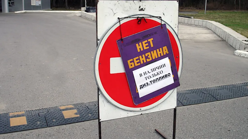 Поручения по стабилизации рынка топлива включают наращивание выпуска нефтепродуктов и корректировку импорта, а также меры по обеспечению регионов.