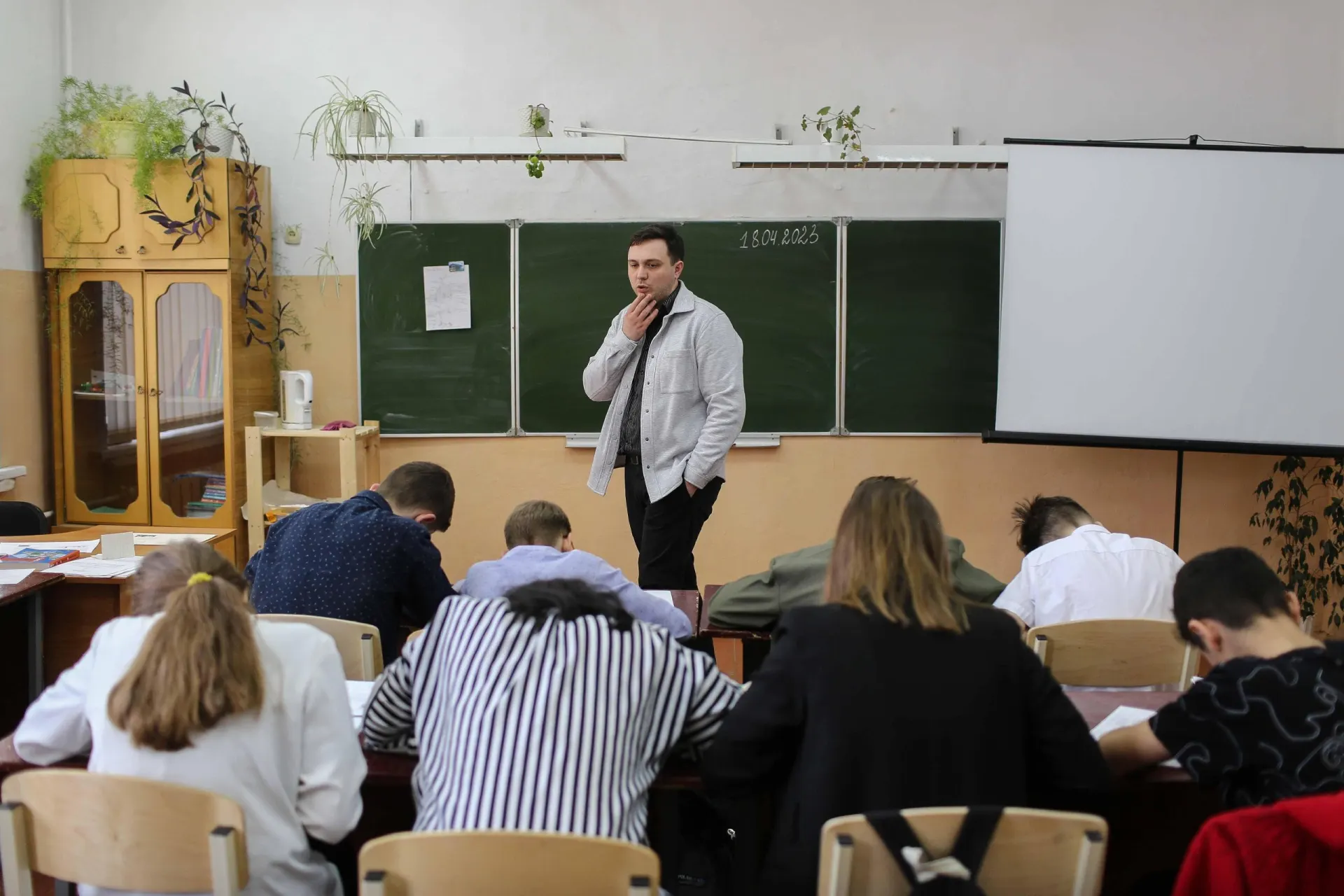 В школах введён дополнительный час истории — изменение коснулось не всех учащихся. Разбираемся в причинах.