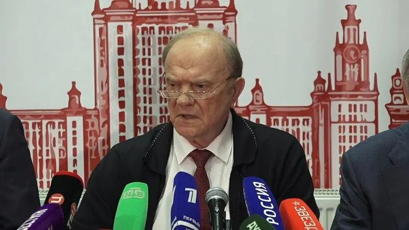 Геннадий Зюганов заявил на брифинге, что без изменения курса Россия сохранит экономическое и технологическое отставание. Он отметил рост тарифов ЖКХ, падение рождаемости и недостаточное обеспечение пенсиями.
