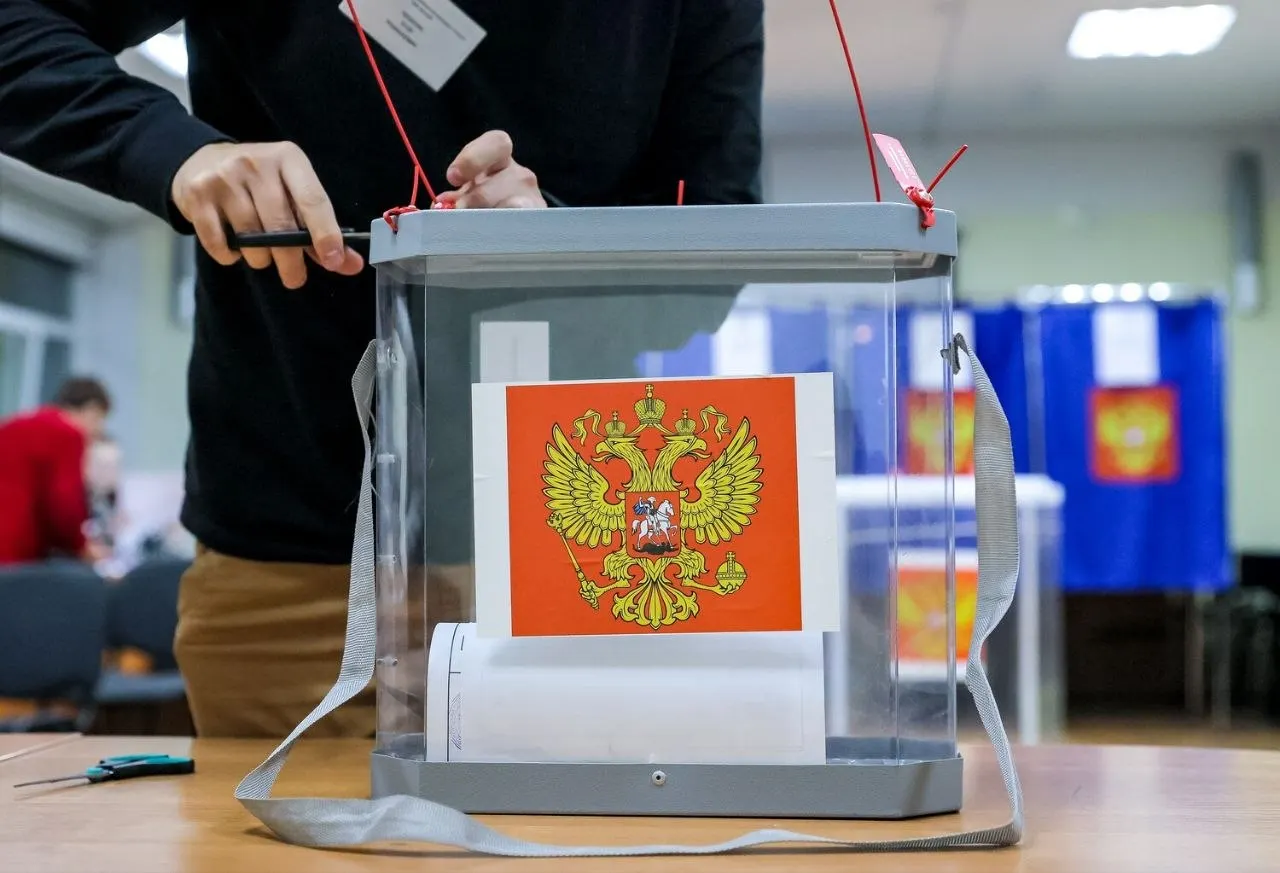 Экзитпол второго дня выборов ЕДГ-2026 показывает лидерство Единой России с 53,5% голосов; за ней следуют КПРФ, ЛДПР и другие партии.