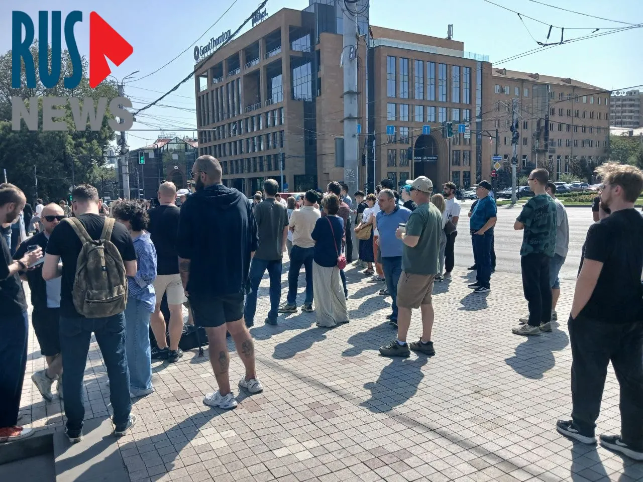 К полудню у посольства РФ в Ереване выстроилась длинная очередь; рядом проходит митинг порядка ста человек.