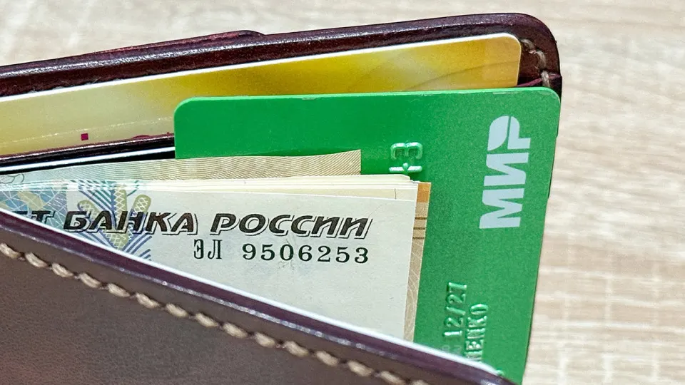 Зафиксировано снижение ожиданий по зарплате у соискателей на третьем квартале, в то время как номинальная заработная плата растет медленно; региональные различия и динамика найма иллюстрируют текущую тенденцию.