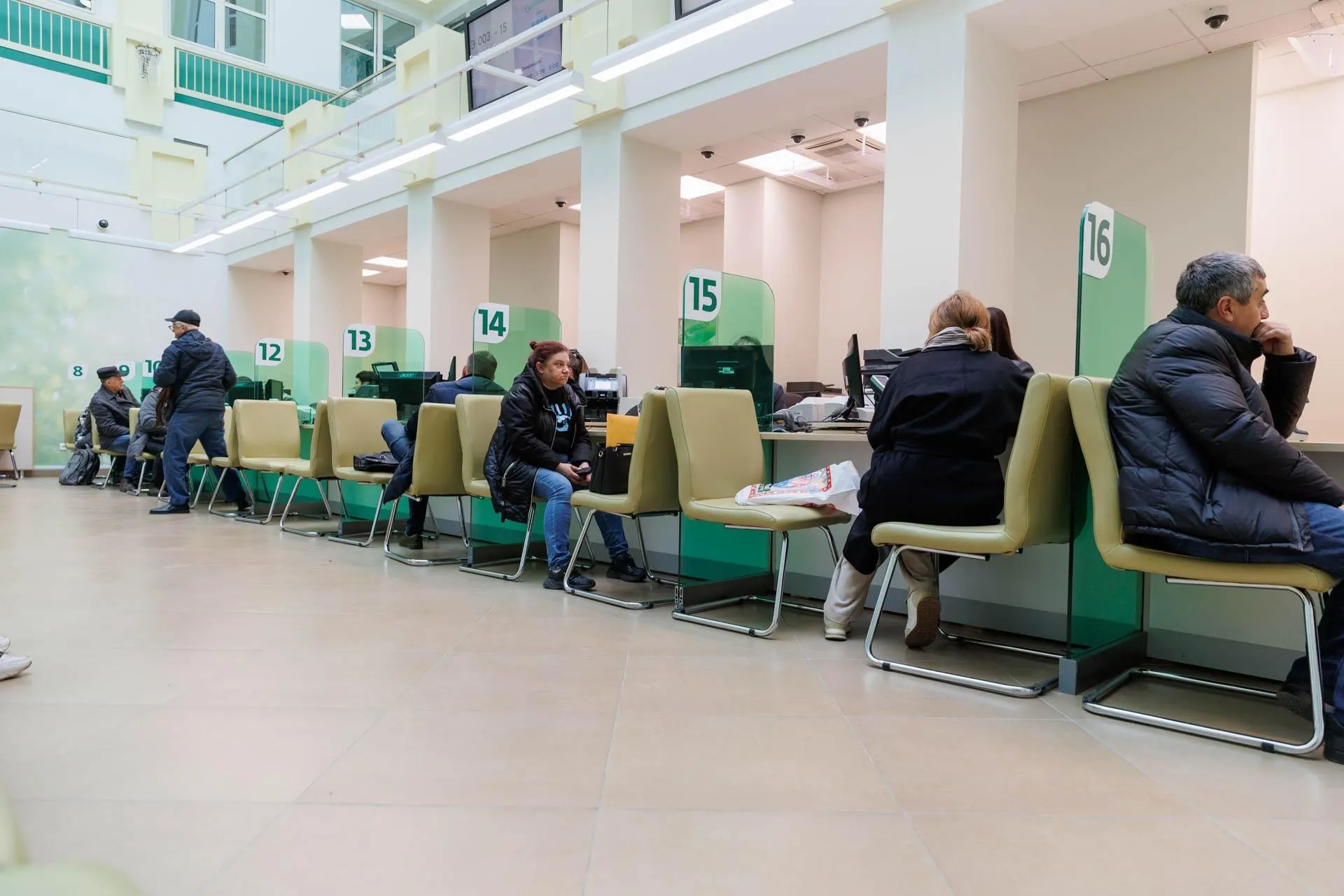 Эксперты обсуждают риск дефолта и возможные последствия для граждан, включая вероятность повторения кризиса 1998 года.