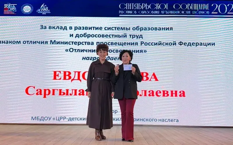 В селе Хоро уволили директора школы и завуча детсада после выборов; администрация района утверждает, что причин для увольнений не называют. По данным выборов КПРФ существенно обошла ЕР на участках.