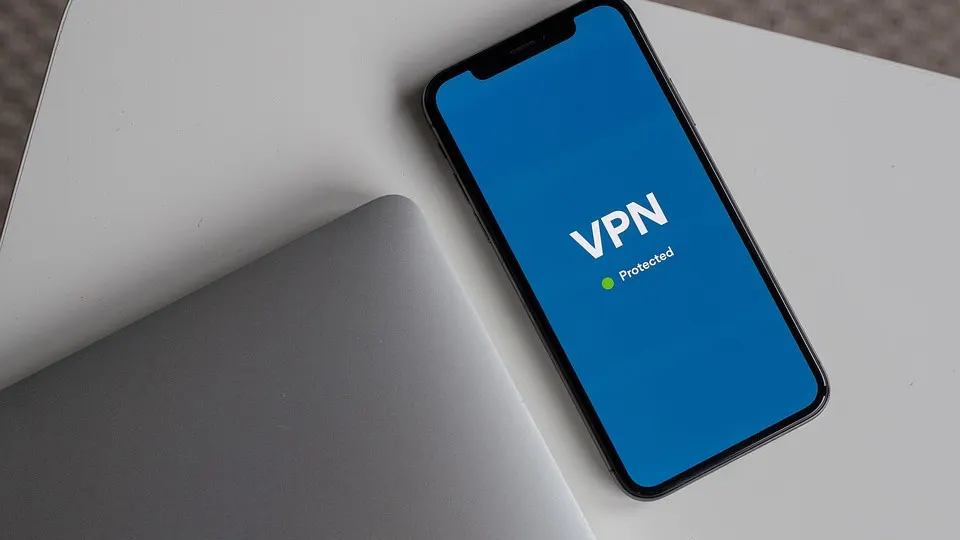 Минцифры работает над расширением ограничений для VPN и прокси: новые правила обязывают хостинг-провайдеров сверять клиентов по реестру и могут привести к временной блокировке сервисов. Эксперты предупреждают о последствиях для цифровой инфраструктуры и доступа к заблокированным ресурсам.
